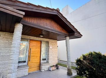 Casa · 137m² · 3 Ambientes · 2 Cocheras · Casa Tres Ambientes Parque Luro