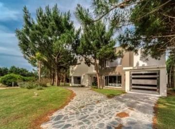 Casa · 213m² · 6 Ambientes · Casa 6 Ambientes en Costa Esmeralda Cerca del Mar