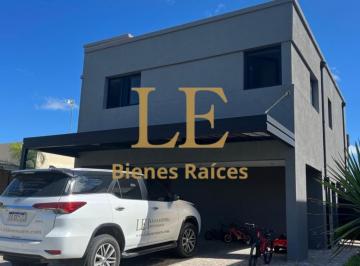 Casa · 200m² · 4 Ambientes · 4 Cocheras · Venta Casa Vila Marina