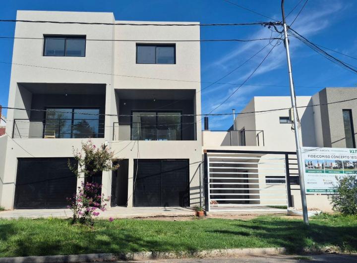 Casa · 140m² · 4 Ambientes · 2 Cocheras