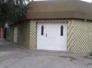 Casa · 300m² · 4 Ambientes · Casa en Venta - 3 Dorm. 1 Baño - Isidro Casanova