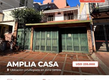 Casa · 220m² · 4 Ambientes · 2 Cocheras · Casa de 3 Dorm. Centrica en Venta