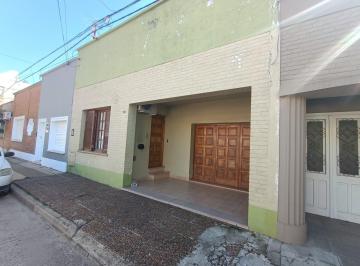 Casa · 109m² · 5 Ambientes · 1 Cochera · Casa Céntrica en Venta Ubicada en Calle L. N. Palama Casi Roca