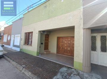 Casa · 109m² · 5 Ambientes · 1 Cochera · Casa Céntrica en Venta Ubicada en Calle L. N. Palama Casi Roca