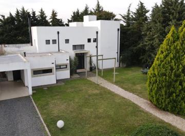 Casa · 1450m² · 6 Ambientes · 1 Cochera · Casa en Prados de La Adelina