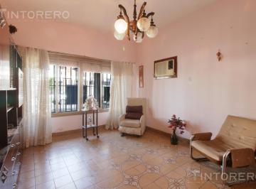 Casa · 128m² · 4 Ambientes · 1 Cochera · Casa en Villa Luzuriaga 4 Ambientes, Apta Crédito, en Excelente Zona