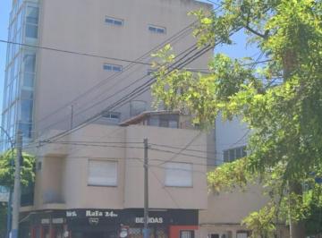 PH · 170m² · 6 Ambientes · PH en Importante Esquina / Local Comercial Más 2 Viviendas