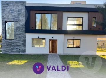 Casa · 700m² · 5 Ambientes · 4 Cocheras · Casa en Venta y Alquiler en El Barrio El Principado de San Vicente