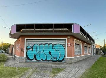 Local comercial · 200m² · 2 Ambientes · 3 Cocheras · Local Sobre Av Pringles en Esquina con Estacionamiento