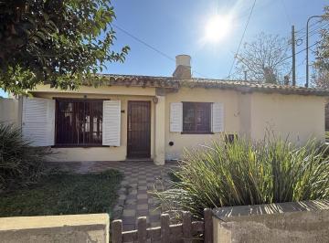 Casa · 80m² · 4 Ambientes · 1 Cochera · Casa en Alquiler en Tolosa, 2 Dorm.. Patio, Garage, Fondo
