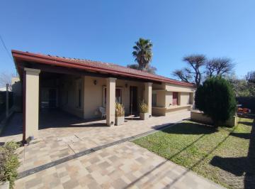 Casa · 185m² · 5 Ambientes · 1 Cochera · Casa en Pueblo General Belgrano