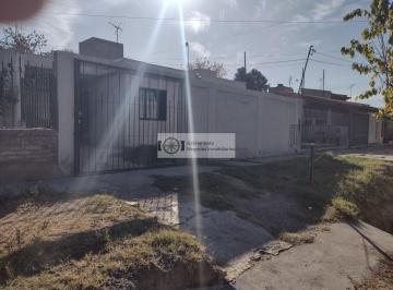Casa · 140m² · 6 Ambientes · 1 Cochera · Alquiler Casa B° Supe Carrodilla, Cochera, Tres. Dorm Baños Todos Los Servicios