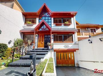 Casa · 364m² · 5 Ambientes · 2 Cocheras · Venta Casa 5 Amb Ascensor Jardin Pileta Quincho Parrila Cochera en Ciudad Jardin Palomar