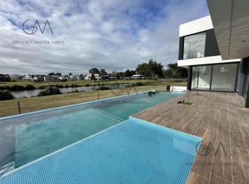 Casa · 26726m² · 5 Ambientes · 2 Cocheras · Casa en Venta en Rumenco Joven