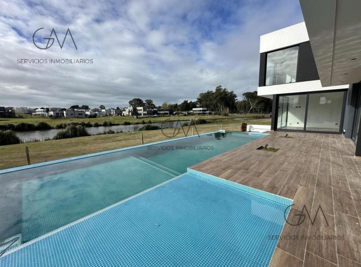 Casa · 26726m² · 5 Ambientes · 2 Cocheras