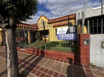 Casa · 140m² · 3 Ambientes · 1 Cochera · ¡Venta! Casa en Villa Cabrera - Toda en Una Planta - ¡Con Escritura!