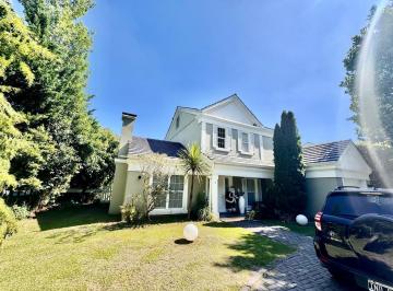Casa · 320m² · 7 Ambientes · 2 Cocheras · Casa en Club de Campo Abril