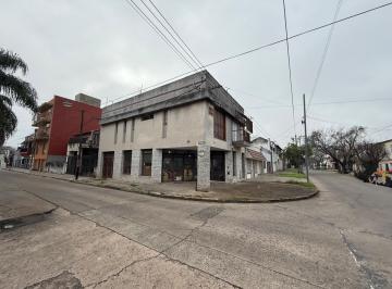 Casa · 209m² · 4 Ambientes · 1 Cochera · Casa Barrio Azcuénaga con Local Comercial