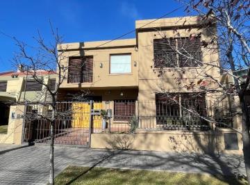 Casa · 220m² · 4 Ambientes · 3 Cocheras · Casa en Venta - Merlo Centro