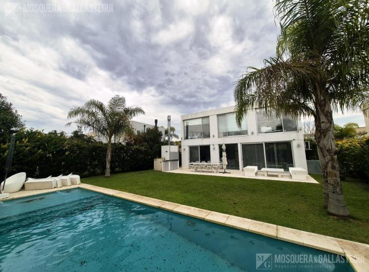 Casa · 230m² · 5 Ambientes · 3 Cocheras