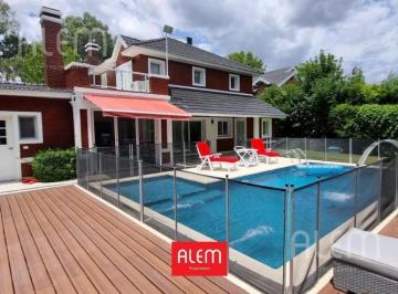 Casa · 220m² · 6 Ambientes · 2 Cocheras · Casa de 4 Dorm. en Venta en Solar del Bosque, Canning
