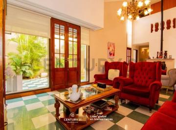 Casa · 198m² · 7 Ambientes · 1 Cochera · Venta Casa de 4 Dorm. con Patio y Cochera en Centro, Rosario