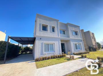 Casa · 200m² · 7 Ambientes · 2 Cocheras · Casa en Venta - 4 Dorm. - Ayres Plaza