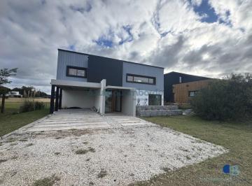 Casa · 260m² · 6 Ambientes · 1046 - Ecuestre 319
