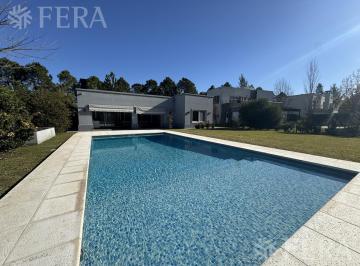 Casa de 5 ambientes, La Plata · Venta de Casa 5 Ambientes con Piscina y Jardin en Club de Campo Miralagos 2