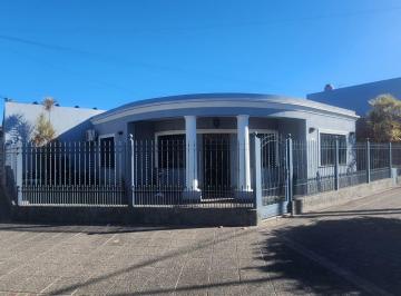 Casa · 160m² · 3 Ambientes · 2 Cocheras · Casa Americana en Esquina C/amplio Quincho - Garage 2 Autos - S. Justo (Ctro)