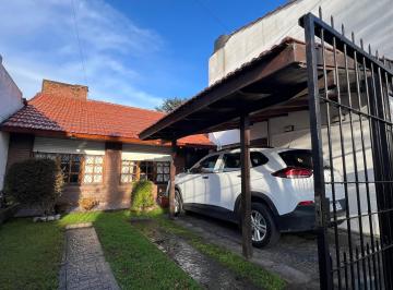 FRENTE · Venta: Chalet con Dos Departamentos Independientes Barrio Constitucion.