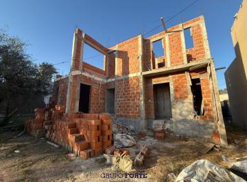 Casa · 120m² · 4 Ambientes · Casa en Construccion en Barrio Tejas 4