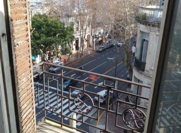 Departamento de 3 ambientes, Parque Patricios · "Unico" 3 Amb en Esquina/ 3 Balcones Sobre Av Caseros (A Refaccionar)