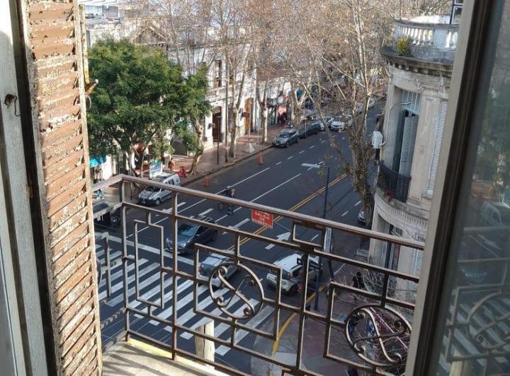"Unico" 3 Amb en Esquina/ 3 Balcones Sobre Av Caseros (A Refaccionar)
