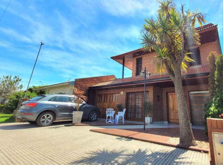 Casa · 200m² · 5 Ambientes · 2 Cocheras