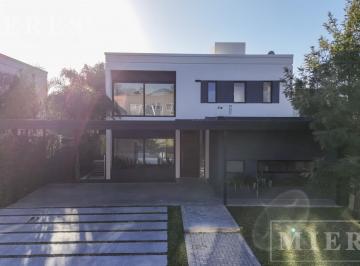 Casa · 177m² · 6 Ambientes · 2 Cocheras · Casa en Alquiler en Los Olivares