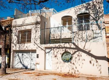 Casa · 126m² · 5 Ambientes · 1 Cochera · Casa de 3 Dorm. con Cochera y Quincho en Pichincha