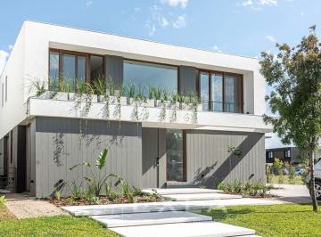 Casa · 284m² · 6 Ambientes · 2 Cocheras · Casa en Venta en Carpinchos, Nordelta, Tigre