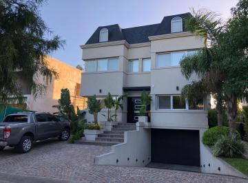 Casa · 720m² · 5 Ambientes · Casa en Barrio Cerrado Dorrego en Venta