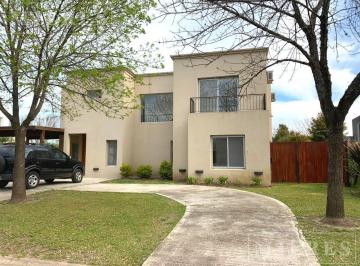 Casa · 190m² · 4 Ambientes · 1 Cochera · Alquiler con o Sin Muebles - Santa Catalina - Villanueva.
