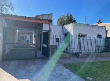 FRENTE · Casa con Departamento y Galpon en El Mismo Lote. Oportunidad!