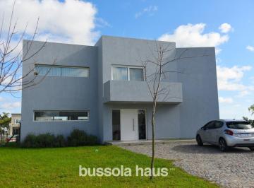 Casa · 204m² · 5 Ambientes · 4 Cocheras · Casa en Venta de 5 Ambientes a La Laguna en Canton Golf