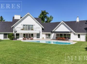 Casa · 310m² · 7 Ambientes · 2 Cocheras · Casa en Venta en Villa Olivos