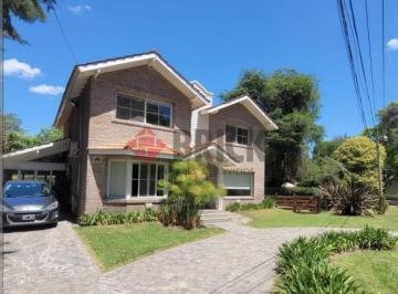 Casa · 221m² · 5 Ambientes · 1 Cochera · Casa en Mapuche C. C