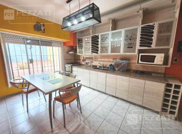 Casa · 153m² · 5 Ambientes · 2 Cocheras · Casa en Alquiler. 4 Dorm.. La Perla. Totalmente Amoblado. Garage Doble. Patio