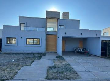 Casa de 5 ambientes, Guaymallén · Casa Cortaderas 2, Est, 3 Dorm, 3 Baños, Calef, Jardín, Cochera Doble