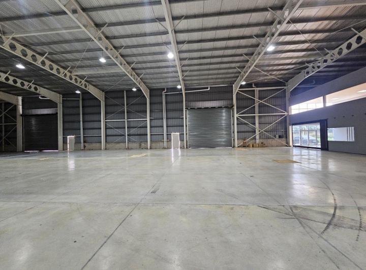 Bodega-Galpón · 1700m² · 3 Ambientes · 2 Cocheras