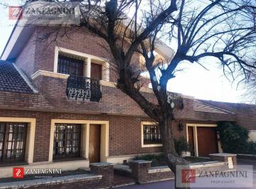 Casa · 450m² · 6 Ambientes · 4 Cocheras · Casa con Lote Excepcional en Zona Urbana – Proyección Para Desarrollos Inmobiliarios