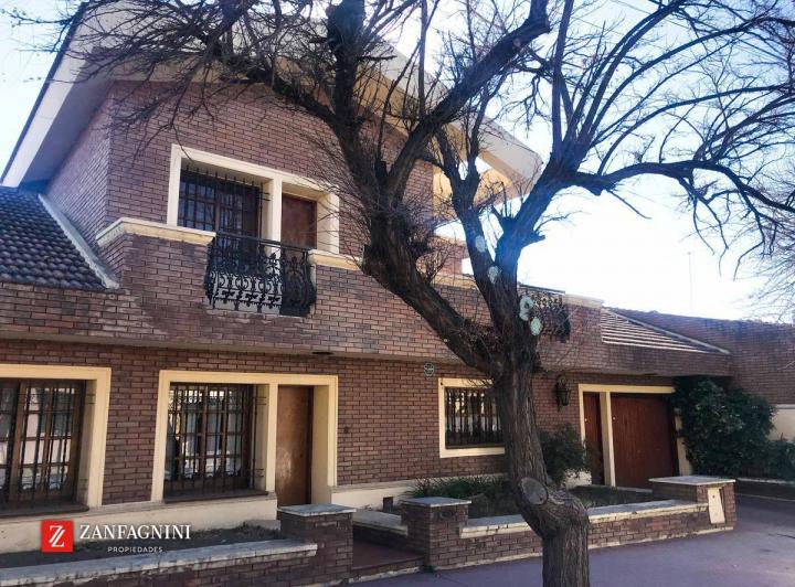 Casa · 450m² · 6 Ambientes · 4 Cocheras