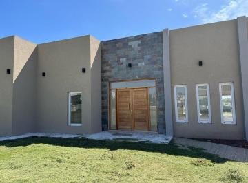 Casa · 200m² · 5 Ambientes · 5 Cocheras · Casa 5 Ambientes con Pileta. Acepta Financiación